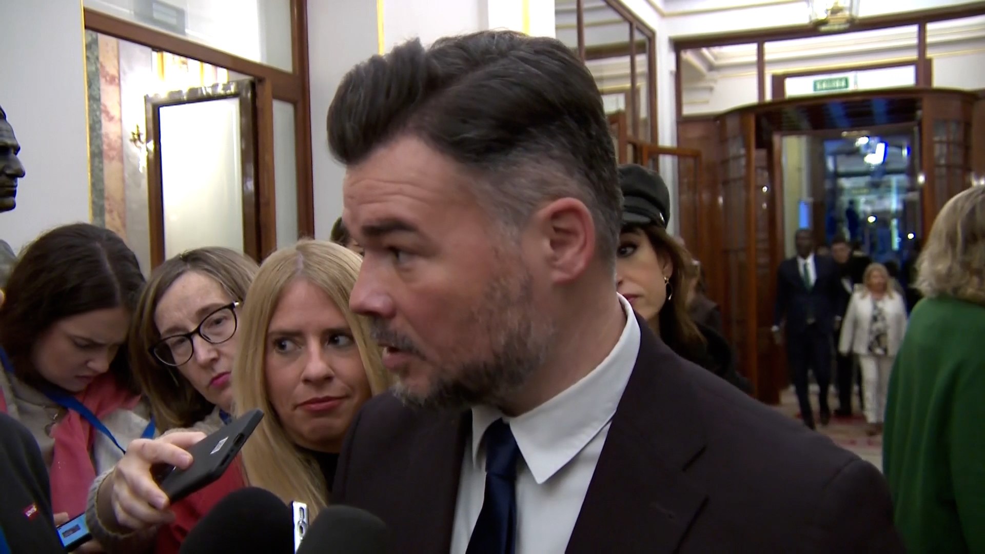 El portavoz del PSOE en el Congreso, Patxi L�pez, ha expresado su profunda preocupaci�n por los recientes casos de acoso sexual que han salido a la luz dentro del partido. Seg�n L�pez, estos comportamientos "est�n completamente fuera de los principios y valores del Partido Socialista", y ha asegurado que quienes est�n implicados "ser�n apartados con contundencia". En declaraciones realizadas en los pasillos del Congreso, insisti� en la necesidad de seguir combatiendo "la lacra del terrorismo machista", subrayando que existen "demasiadas v�ctimas" y que es imprescindible sumar recursos, fuerzas y voluntades para erradicar esta forma de violencia.

Por otro lado, el portavoz de Esquerra Republicana, Gabriel Rufi�n, tambi�n se pronunci� a su llegada al Congreso. Rufi�n afirm� que "nadie entiende lo que est� haciendo el PSOE, ni Moncloa, en relaci�n con Salazar", reclamando que cualquier organizaci�n "decente" debe priorizar la protecci�n de las v�ctimas y de las mujeres que desean denunciar. Adem�s, manifest� su sorpresa por lo que considera una actuaci�n "in�til" por parte de los socialistas ante este caso.

Estas declaraciones reavivan el debate sobre la gesti�n interna de los partidos pol�ticos frente a denuncias de acoso y sobre la necesidad de reforzar protocolos eficaces para proteger a las v�ctimas y garantizar entornos seguros.