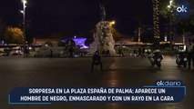 Sorpresa en la plaza España de Palma: aparece un hombre de negro, enmascarado y con un rayo en la cara