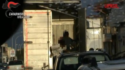 Stipati nei cassoni dei camion: così i lavoratori agricoli venivano portati nei campi. Arrestato imprenditore e collaboratori ad Aversa