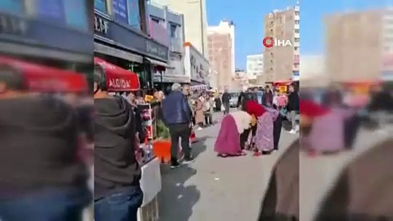 Kadınlar sokak ortasında saç baş birbirine girdi!