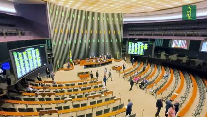 Diputados brasileños votan ley para reducir pena de Bolsonaro en sesión caótica