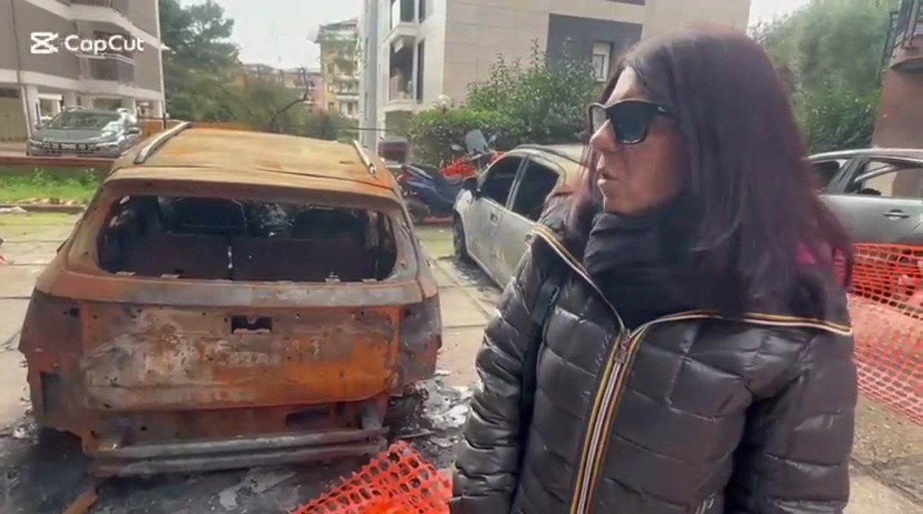 Sassari, in fiamme 5 auto in largo Budapest. Il racconto di Simona: "Il fuoco è arrivato fino al terrazzo"