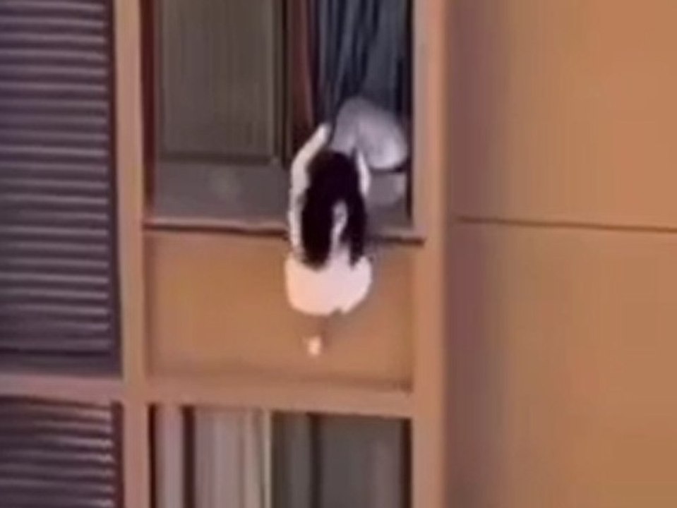 Mann schickt seine Affäre im zehnten Stock zum Fenster raus