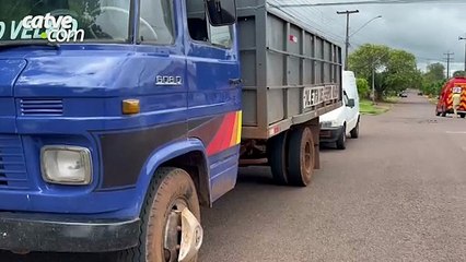 Acidente entre caminhão e moto deixa jovem ferido no bairro Nova Cidade