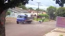 Vídeo mostra colisão entre carro e moto no Bairro Santa Felicidade