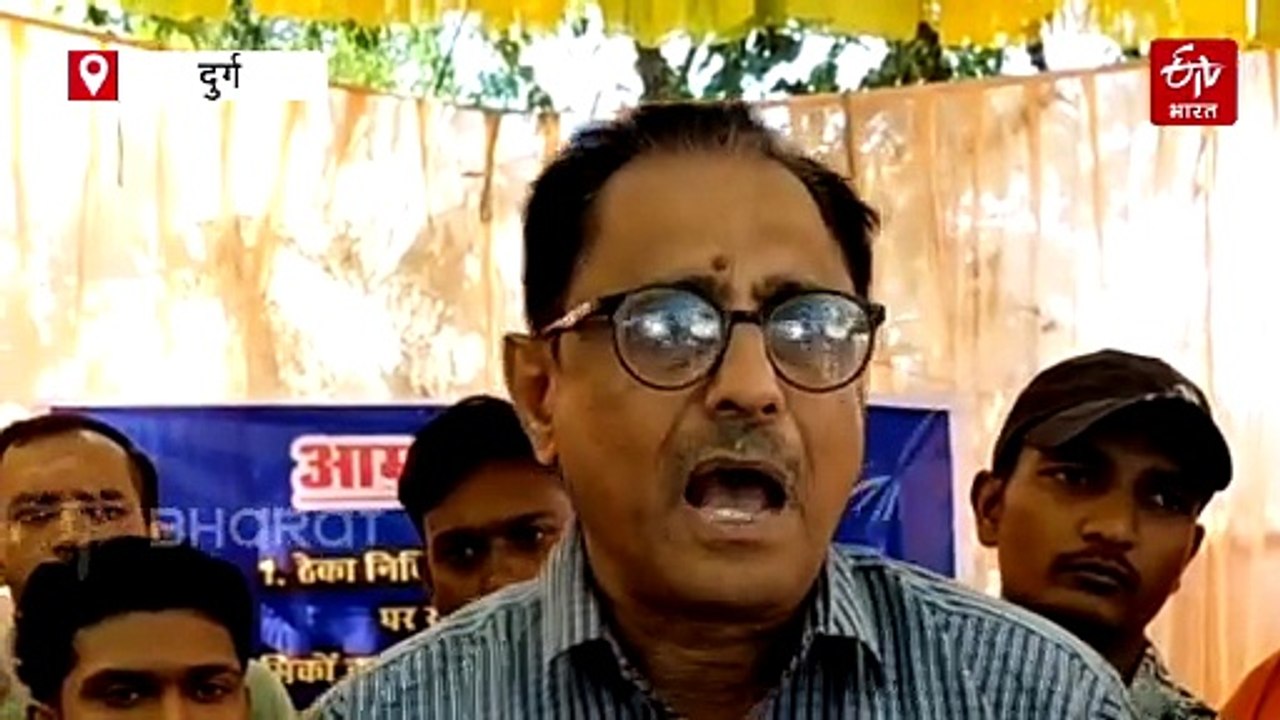 दुर्ग रेलवे एसी कोच क्लीनर ठेका कर्मचारी अनशन पर बैठे, ठेका नियुक्ति में मनमानी और हटाए जाने का विरोध