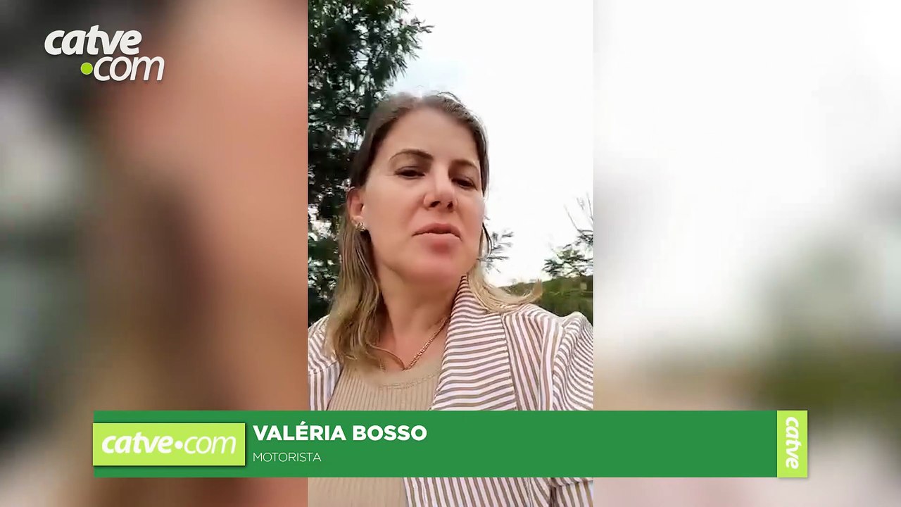 Carro capota e para diante de imagem de Nossa Senhora Aparecida; motorista sai ilesa