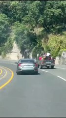 Captan a vehículo sobrecargado de personas y hasta un 'firulais'