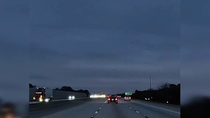 Aereo si schianta su un?auto durante l?atterraggio d?emergenza: tutti salvi per miracolo