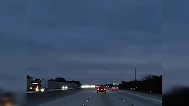 Aereo si schianta su un?auto durante l?atterraggio d?emergenza: tutti salvi per miracolo