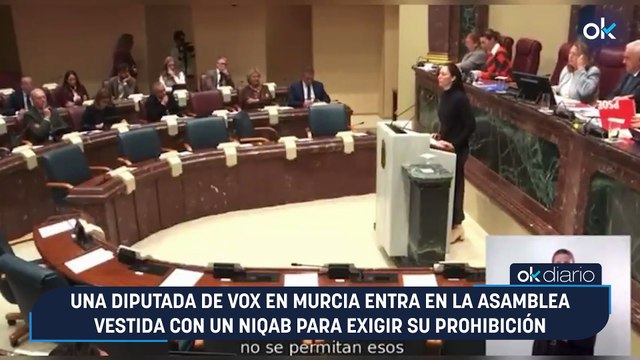 Una diputada de Vox en Murcia entra en la Asamblea vestida con un niqab para exigir su prohibición