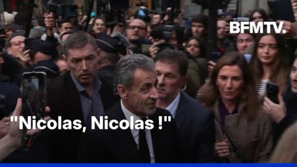 "Le journal d'un prisonnier": Nicolas Sarkozy s'offre un bain de foule pour la session dédicaces de son livre
