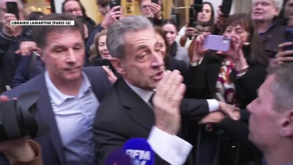 Le bain de foule de Nicolas Sarkozy à son arrivée en séance de dédicaces dans une librairie parisienne
