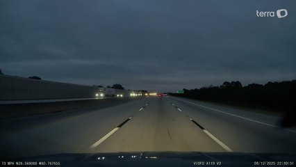 Avião aterrissa em cima de carro em rodovia nos EUA durante pouso de emergência