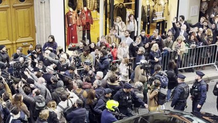 L'impressionnante foule qui accueille Nicolas Sarkozy pour sa première séance de dédicaces à Paris