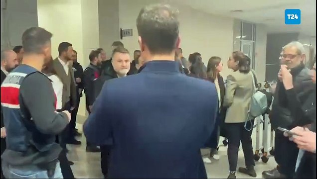 Uyuşturucu soruşturması nda gözaltına alınan gazeteci Mehmet Akif Ersoy ve 7 kişi adliyeye getirildi, şüpheli Ufuk Tetik bir gazeteciye vurdu