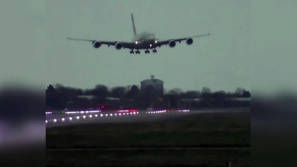 PSG kafilesini taşıyan uçağın şiddetli rüzgardan etkilendiği anlar böyle görüntülendi