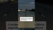 Avião aterrissa em cima de carro em rodovia nos EUA durante pouso de emergência #shorts