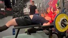 Attention avec le développé couché 🏋️‍♂️