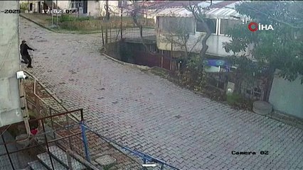 İstanbul'da anne ve çocuklarını darp edip paralarını çalan eli silahlı gaspçı dehşeti kamerada!