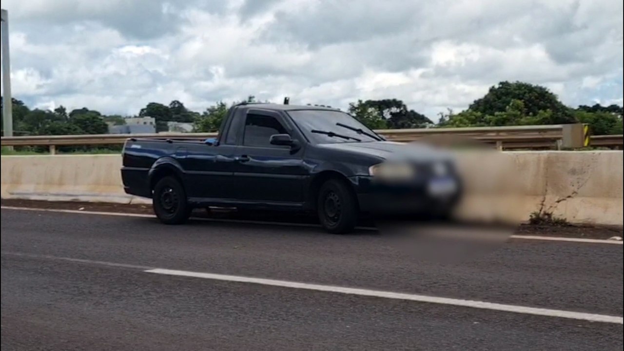 Saveiro bate contra a mureta na PRc-467, em Cascavel