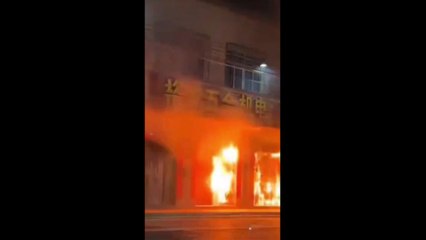 중국 광둥 성 4층 상가주택 화재...일가족 12명 사망 / YTN