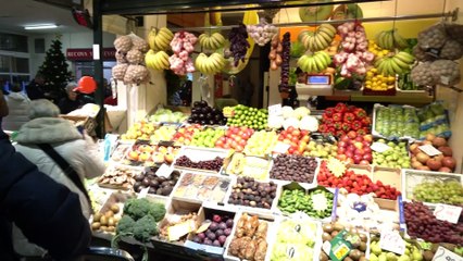 Campaña solidaria para apoyar a 1.400 familias en sus compras en mercados de Sevilla en Navidad