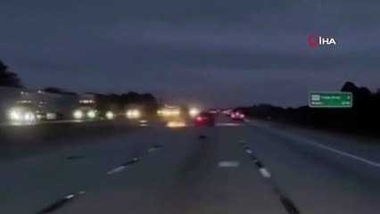 ABD'de uçak, seyir halindeki araca çarptı