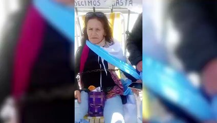 Un grupo de jubilados se encadenó frente al Congreso de la Nación