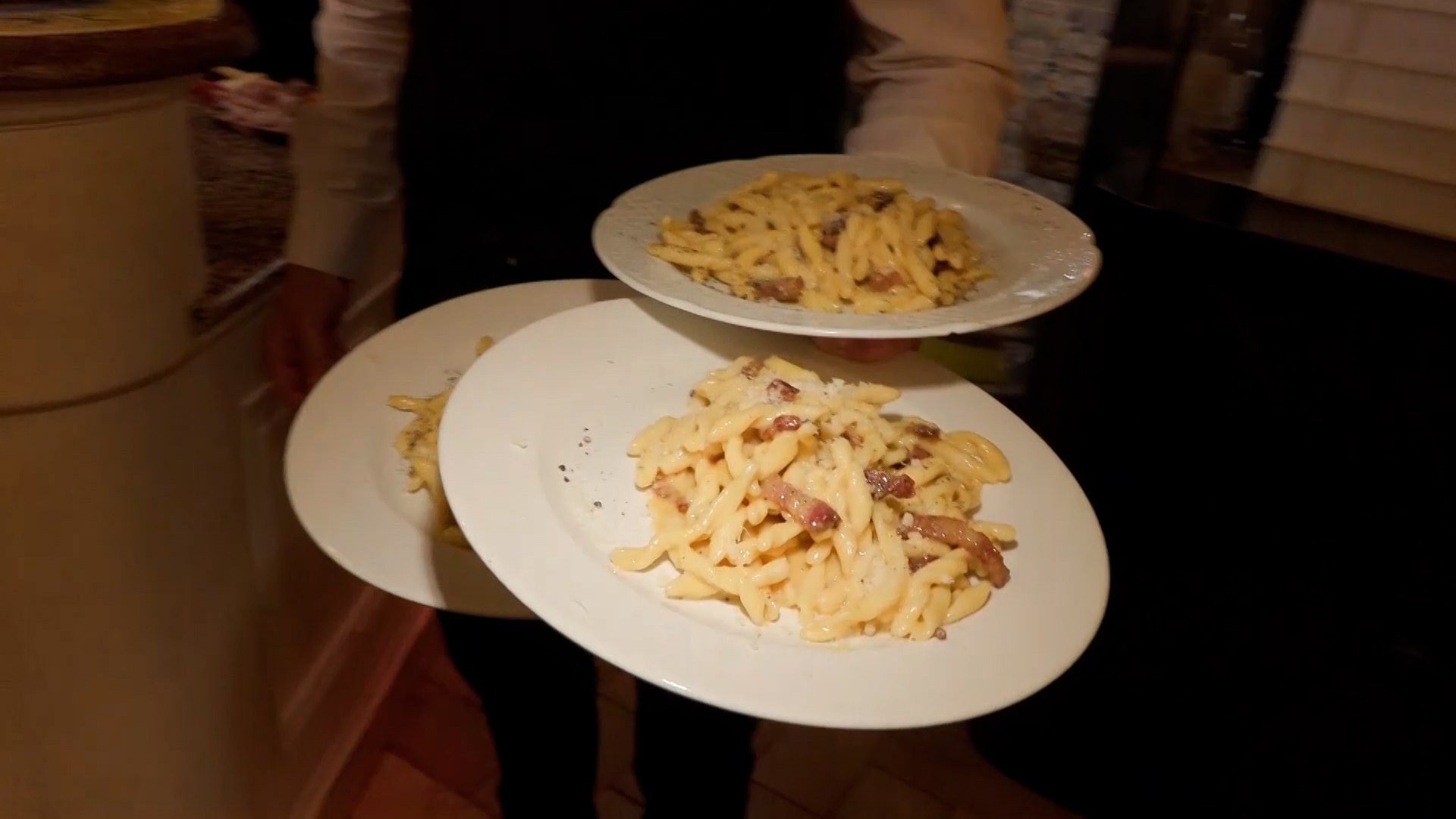 La gastronom�a italiana, admirada en todos los continentes por la frescura de sus ingredientes y la sencillez sabrosa de sus platos, acaba de recibir un reconocimiento que refuerza a�n m�s su prestigio mundial. Este mi�rcoles, la agencia cultural de Naciones Unidas ofreci� a los amantes de la buena mesa un motivo adicional para celebrar sus ic�nicos sabores al incorporar oficialmente la cocina italiana a la Lista del Patrimonio Cultural Inmaterial de la Humanidad.
La UNESCO subray� que no se trata �nicamente de valorar alimentos tan populares como la pizza, la pasta o el tiramis�, sino de destacar los rituales sociales y familiares que rodean la preparaci�n y el disfrute de la comida en Italia. Esta decisi�n se suma a la ya extensa representaci�n del pa�s en la c�lebre lista de sitios del patrimonio mundial, que incluye tesoros tan emblem�ticos como el Coliseo romano o las ruinas de Pompeya.
En su declaraci�n, la organizaci�n no se centra en recetas concretas ni en las m�ltiples especialidades regionales, sino en el profundo significado cultural que los italianos atribuyen al acto de cocinar y compartir la mesa. Desde el tradicional almuerzo dominical hasta el gesto de las abuelas que ense�an a sus nietos a formar tortellini, la UNESCO reconoce una pr�ctica que fortalece los lazos comunitarios y transmite identidad de generaci�n en generaci�n.