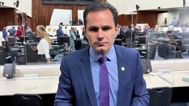 Marcio Pacheco e Romanelli protocolam PL para limitar preços das passagens aéreas no Paraná