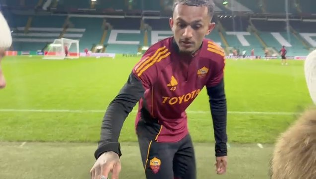 Wesley cuore d'oro: interrompe la rifinitura per autografare la maglia di un bambino