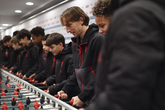 Natale del settore giovanile: Modric gioca a calciobalilla coi ragazzi