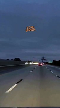 Avião faz pouso de emergência e atinge carro em rodovia na Flórida