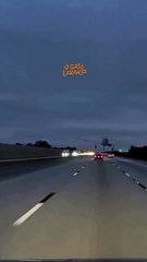 Avião faz pouso de emergência e atinge carro em rodovia na Flórida