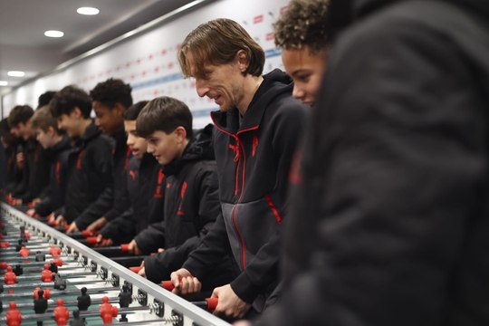 Milan, la festa del Settore Giovanile: Modric gioca a biliardino con i giovanissimi | VIDEO