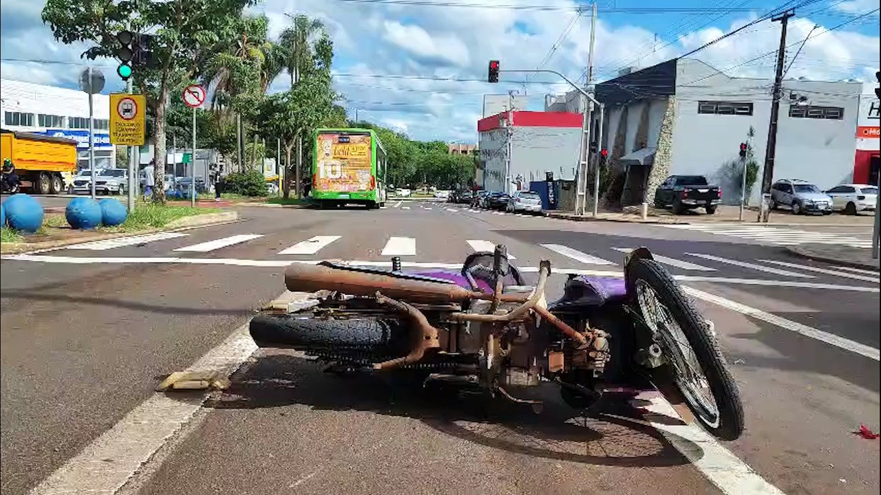 Acidente entre moto e ônibus deixa motociclista...
