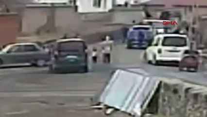 Kaza anı kamerada! Geri giden kamyonet dehşet saçtı