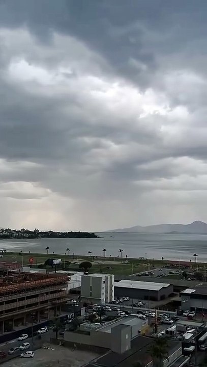 Tempestade faz icônica árvore de natal de São José piscar em pleno dia