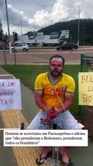 Bolsonarista faz protesto acorrentado em vaso sanitário, vídeo viraliza. Viralizou.
