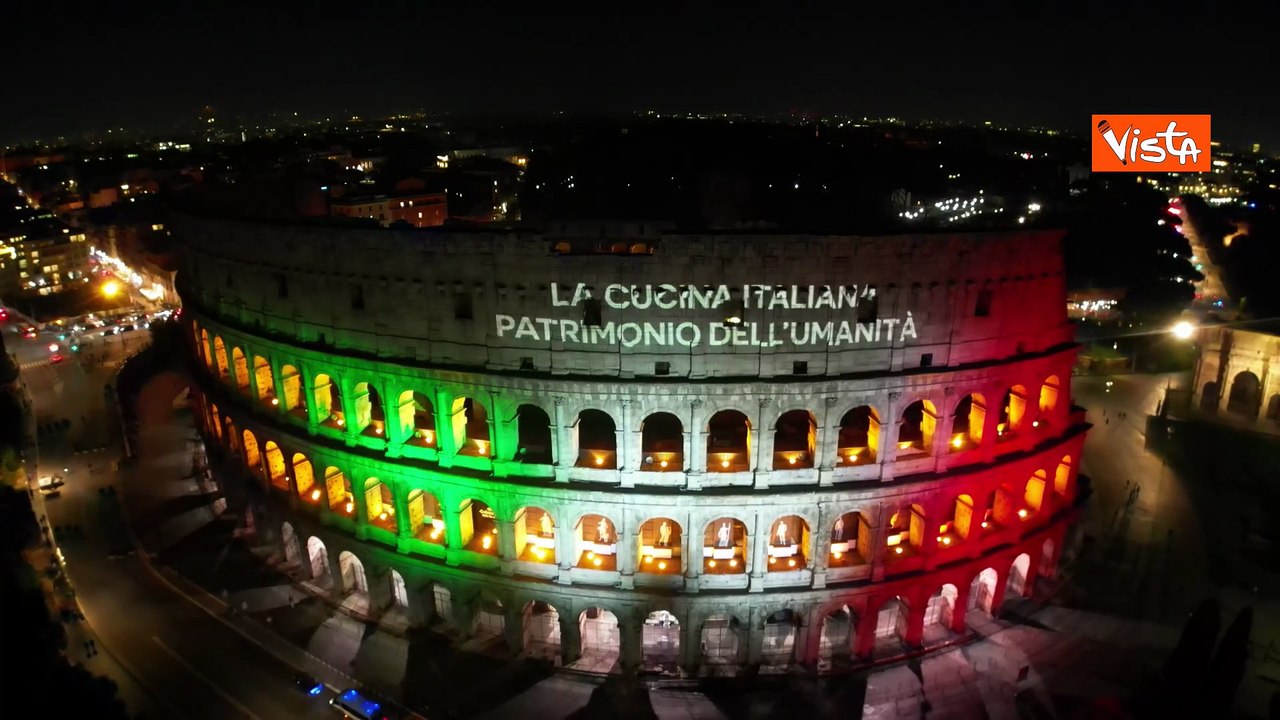 Colosseo illuminato per riconoscimento Cucina Italiana come Patrimonio Unesco, le immagini dal drone