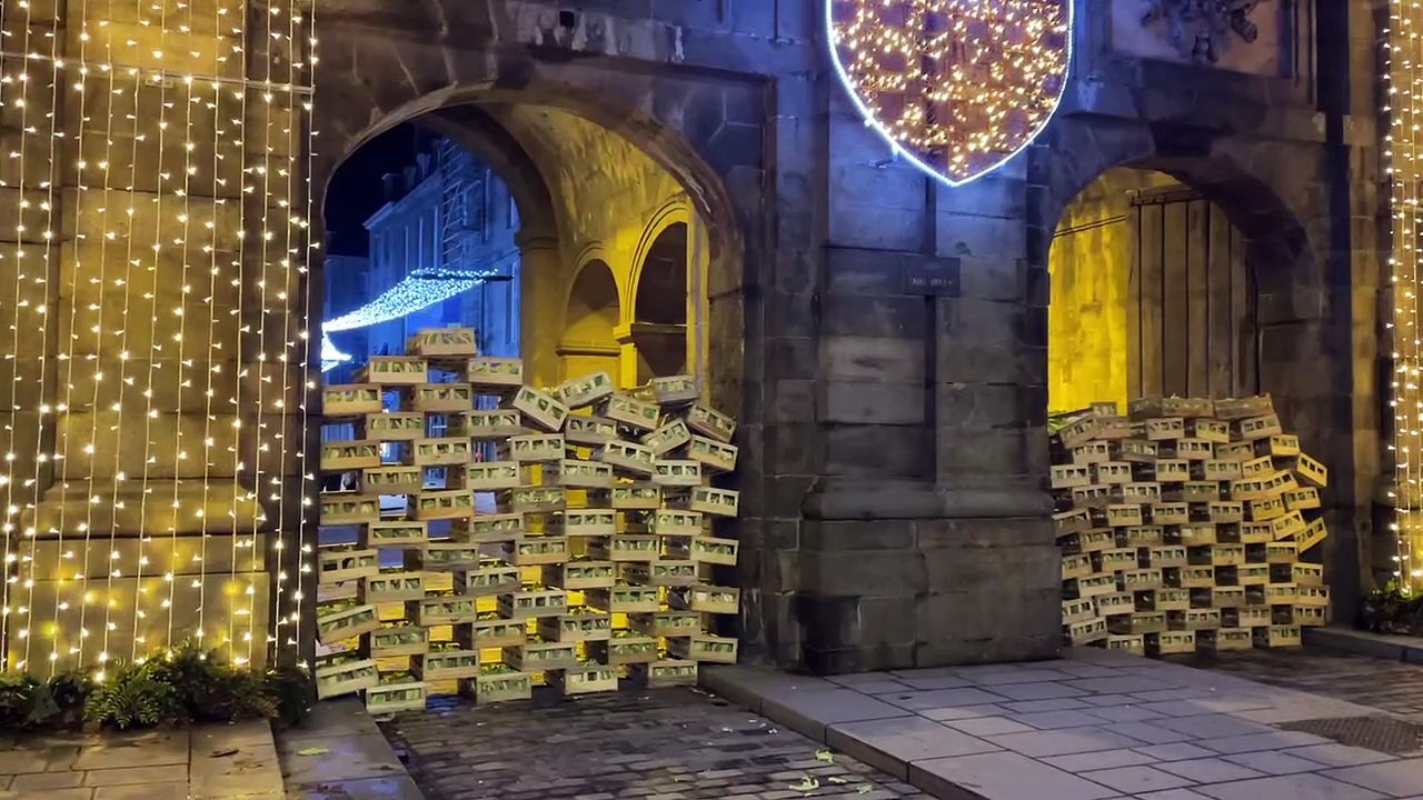 Des cagettes de choux-fleurs sous la porte Saint-Vincent à Saint-Malo