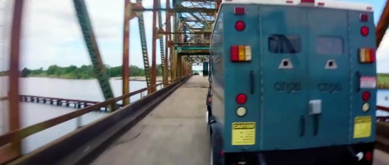 Sylvester Stallone braque un fourgon dans Armor : bande-annonce (vo)