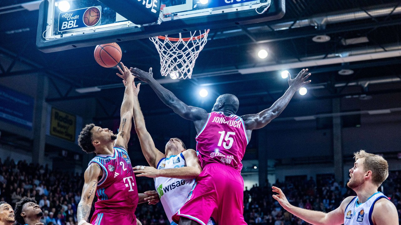 Jongkuch dunkt und räumt auf: Bonn zieht gegen Skyliners spät davon
