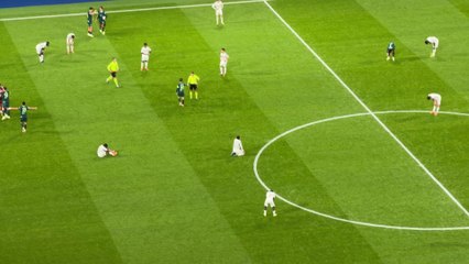 Imagen de desolación total tras el pitido final: Vincius, Bellingham y un Bernabéu caliente