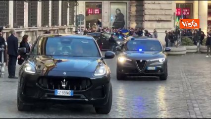 Zelensky arriva a Palazzo Chigi, in piazza gridano “Slava Ucraini"