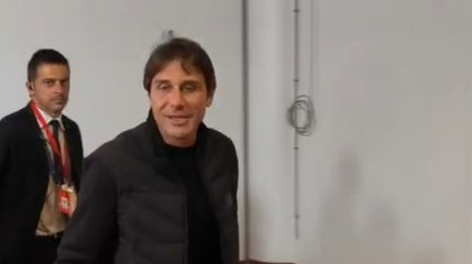 Conte lascia lo stadio da Luz, il saluto del tecnico azzurro IL VIDEO