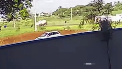 Câmera flagra momento em que caminhão capota e pega fogo em Arapongas