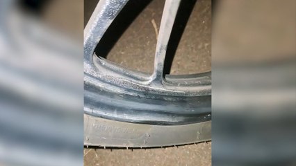 Buraco na Rua Bom Jesus causa estragos em moto e carro na região central de Cascavel