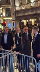 La opositora venezolana María Corina Machado saluda a su llegada a Oslo